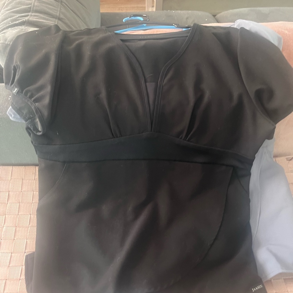 Womens jaanuu scrub set in black. Sixe Xl